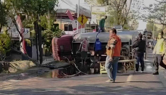Truk Tangki Terguling di Mojokerto, 7 Ton Minyak Goreng Tumpah