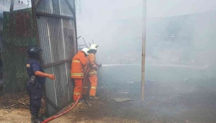 Gudang Barang Bekas di Mojokerto Terbakar, Diduga Karena Putung Rokok