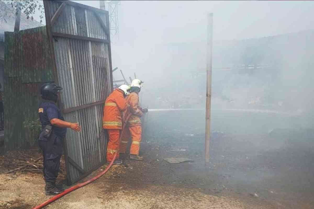 Gudang Terbakar