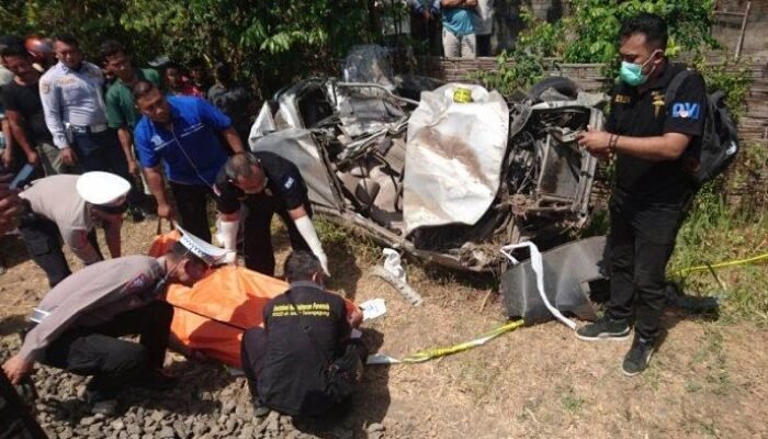 Mobil Avanza Tersambar Kereta di Tulungagung, Sopir Tewas di Lokasi 