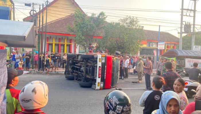 Hendak Menuju Lokasi Kebakaran, Mobil Damkar Pemkot Blitar Terguling