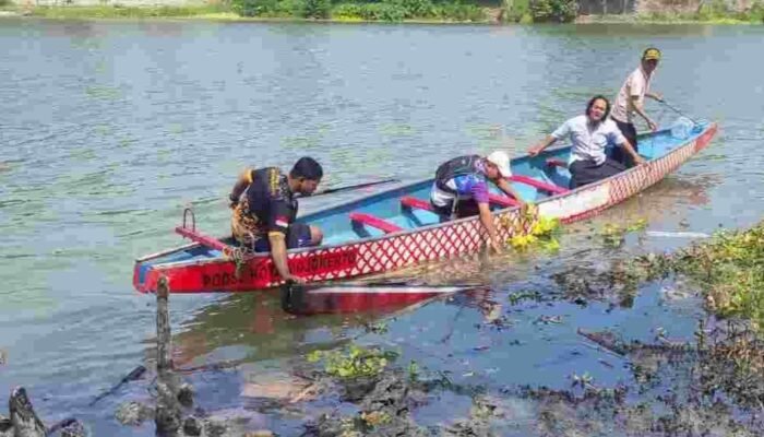 Perahu Naga Atlet Dayung di Mojokerto Mendadak Terbakar