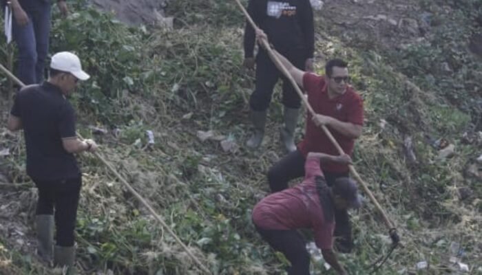 Sambut HUT RI, Mas Pj bersama Warga Kerja Bakti Bersihkan Sungai Sadar