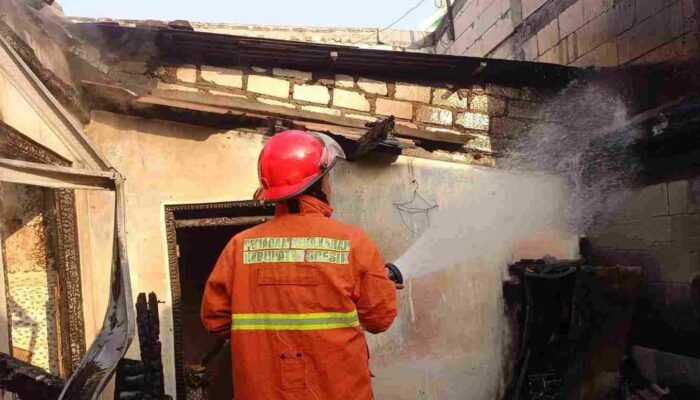 Diduga Akibat Korsleting Listrik Pada Kompor Gas, Rumah di Gresik Ludes Terbakar