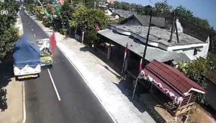 Truk Adu Banteng di Lamongan, Satu Orang Luka Berat