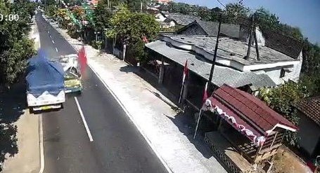 Truk adu banteng, Berita Lamongan