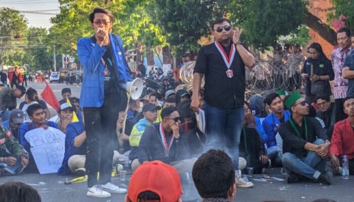 Tolak Revisi RUU Pilkada, Ratusan Mahasiswa Mojokerto Luruk Kantor DPRD
