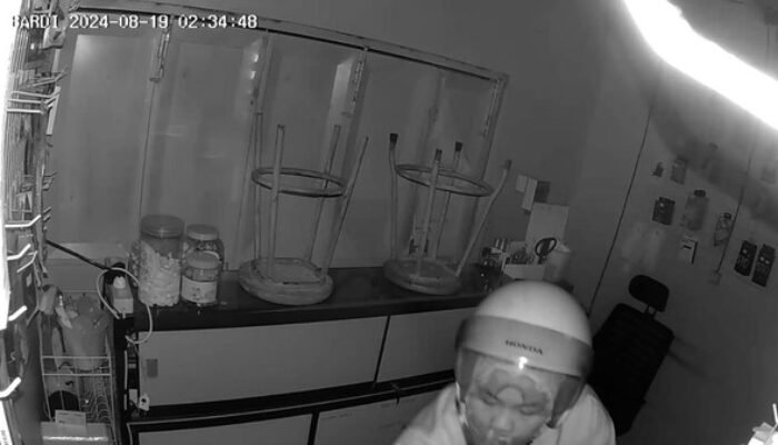 Maling Perempuan Terekam CCTV Obok-obok Konter Handphone di Ponorogo