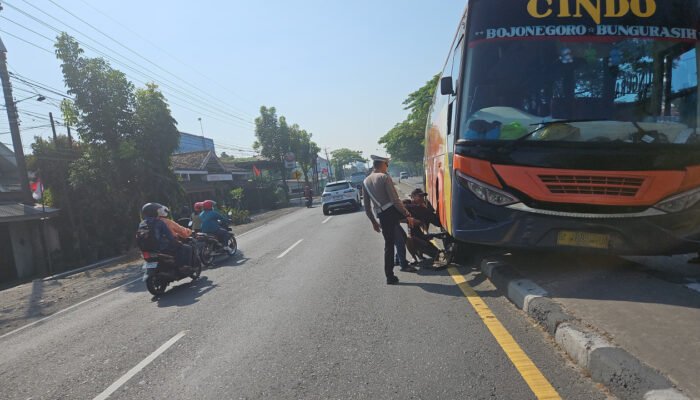 Pecah Ban, Bus Jurusan Bojonegoro-Surabaya Terjang Median Jalan di Lamongan