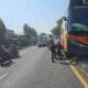 Pecah ban, Truk terjang median jalan