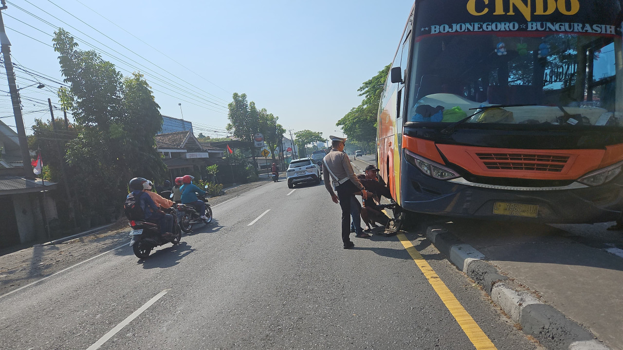 Pecah ban, Truk terjang median jalan