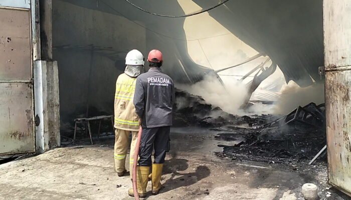 Pabrik Mebel di Mojokerto Terbakar, Sejumlah Barang Pribadi Karyawan Tidak Terselamatkan 