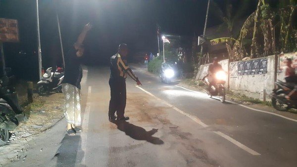 Tabrak truk dari belakang, Bapak dan anak tewas