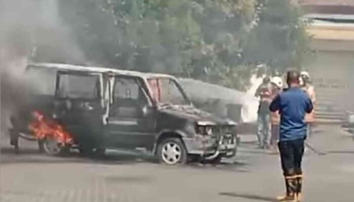 Mobil Kijang Terbakar di SPBU Mojokerto 