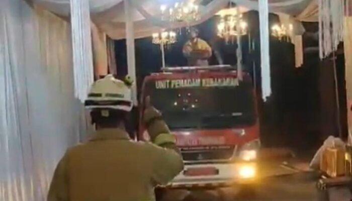 Viral! Mobil Damkar di Trenggalek Terobos Tenda Hajatan