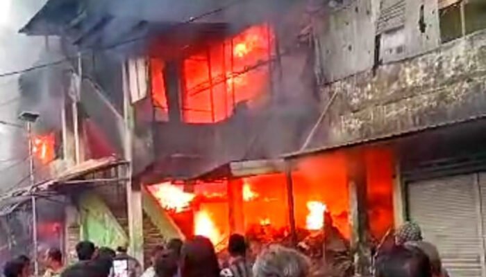 Pasar Krian Sidoarjo Terbakar Hebat, 8 Mobil Damkar Dikerahkan ke Lokasi