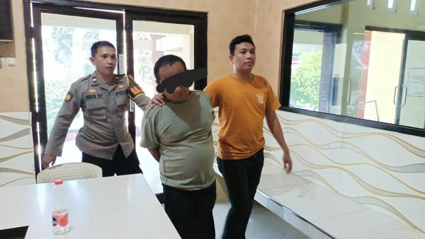 Pria Lamongan, Kuras kotak amal