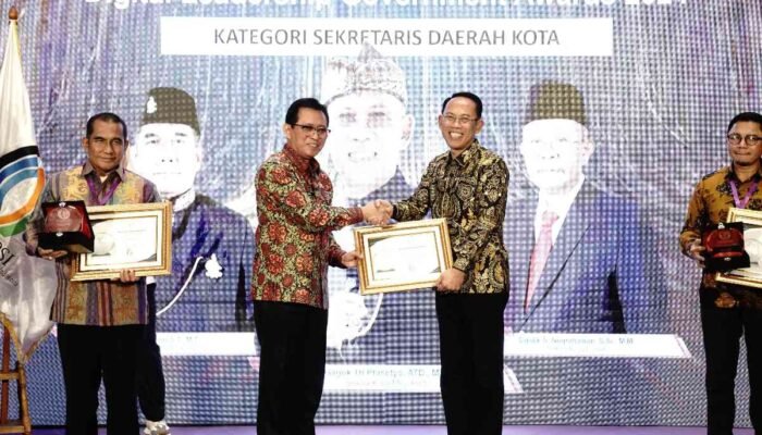 Membanggakan, Gaguk Tri Prasetyo Raih Penghargaan Sekda Kota Terbaik ADLG Awards 2024
