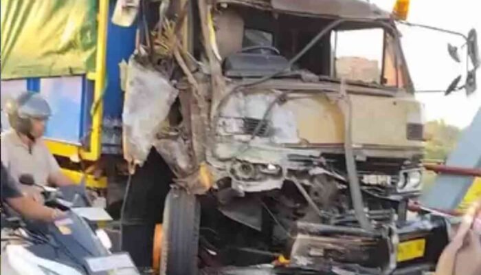 Dua Truk Adu Banteng di Jembatan Kertosono Nganjuk