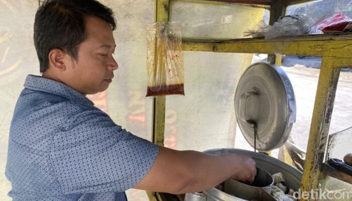 Gratiskan Dagangan Untuk Anak Yatim, Pedagang Pentol di Surabaya Mendadak Viral