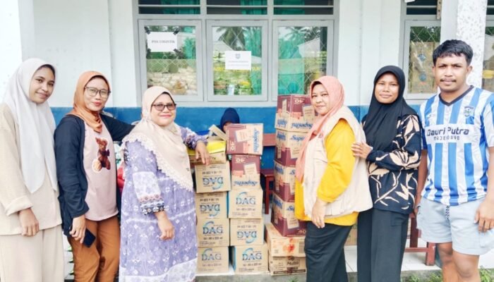 Ibu-Ibu Majelis Taklim Desa Dauri, Berikan Bantuan Para Korban Banjir Bandang Rua Kota Ternate