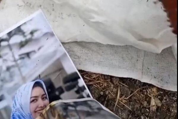 Diduga Disantet, Foto Anggota DPRD Surabaya Dibungkus Kain Putih di Kuburan