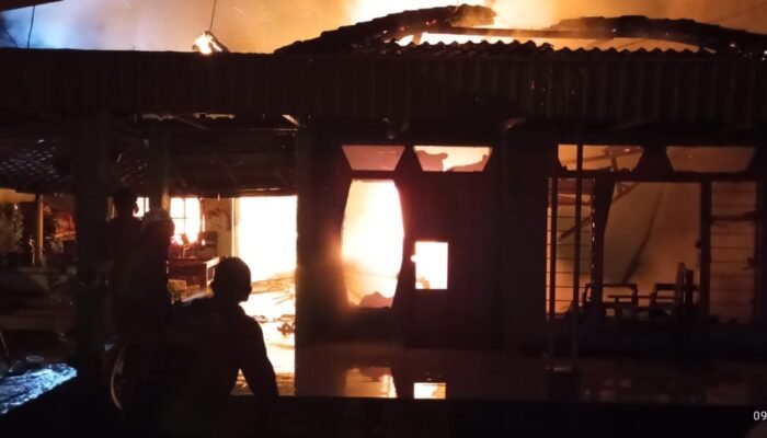 Rumah di Mojokerto Terbakar, Satu Orang Dilarikan ke Rumah Sakit
