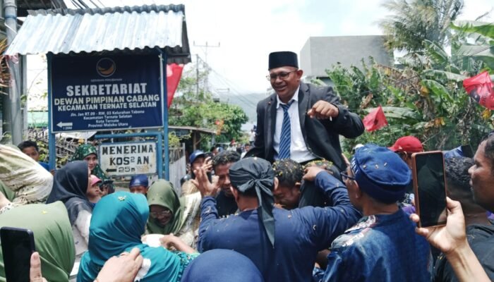 Haru, Ratusan Pendukung dan Simpatisan Sambut Ade Rahmat Lamadihami Usai di Lantik Anggota DPRD Kota Ternate