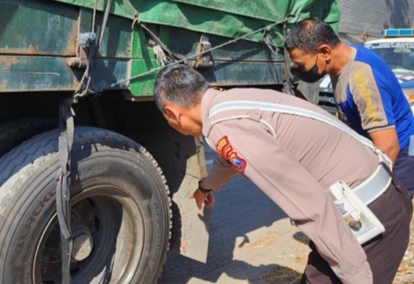 Pemotor tewas, Terlindas truk