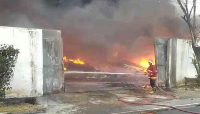 Gudang Plastik di Purwosari Pasuruan Terbakar Hebat