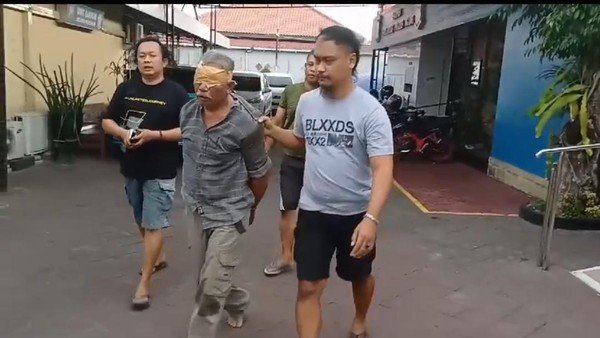 Mantan pegawai Perhutani, Curi kayu jati