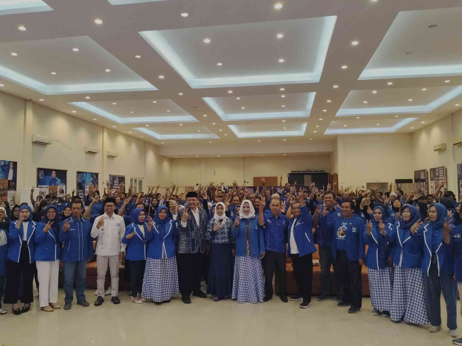 Ning Ita dan Cak Sandi foto bersama ratusan kader PAN Kota Mojokerto 
