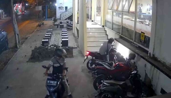 Dua Pelaku Gasak Motor di Kafe Mojokerto dalam Hitungan Detik