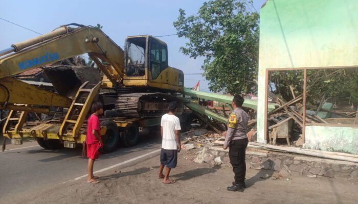 Gapura Wisata Pantai Watu Ulo Jember Ambruk Dihantam Truk Muat Eskavator
