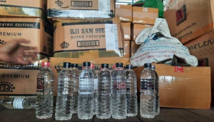 Truk Pengangkut Miras Dicegat di Pasuruan, Ribuan Botol Arak Bali Disita