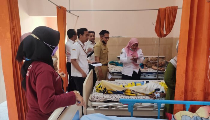 Diduga Keracunan Ikan Gurami Bakar, Puluhan Warga Blitar Dilarikan ke RS