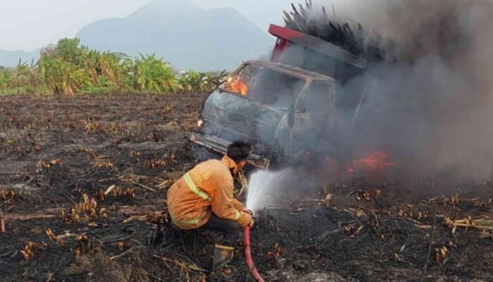 Truk Pengangkut Tebu di Mojokerto Terbakar, Diduga Karena Putung Rokok