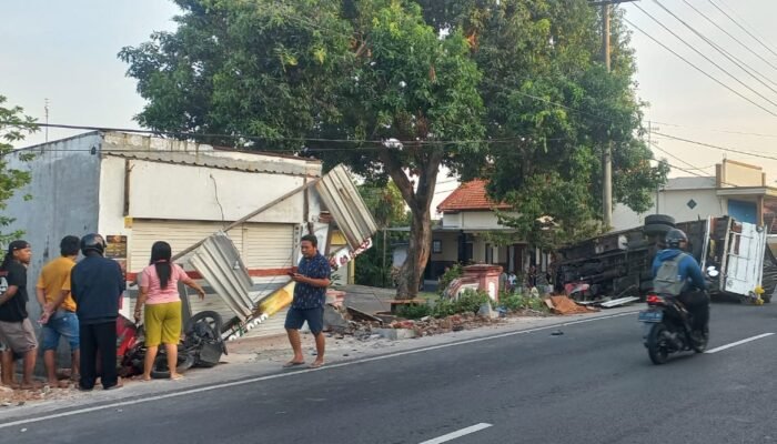 Boncengan Naik Motor, Dua Emak-emak di Mojokerto Tertabrak Truk, Satu Orang Tewas