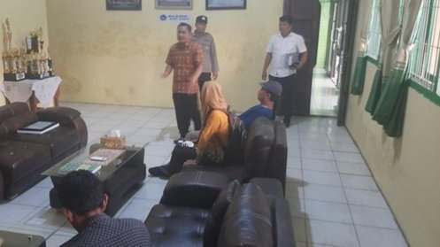 Oknum guru, Selingkuhi istri orang