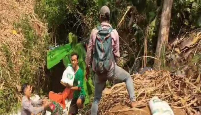 Truk Muat Sembako Terjun ke Jurang Blitar Gegara Tak Kuat Nanjak