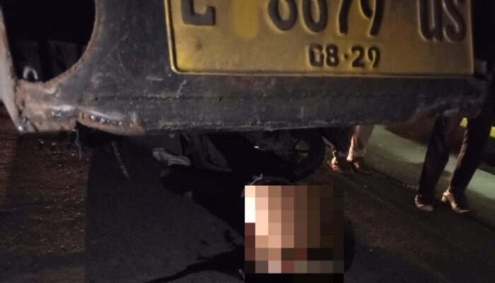 Tabrak Truk Tronton dari Belakang, Pemotor Wanita di Mojokerto Meregang Nyawa