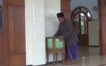 Masjid disatroni maling, Gasak kotak amal