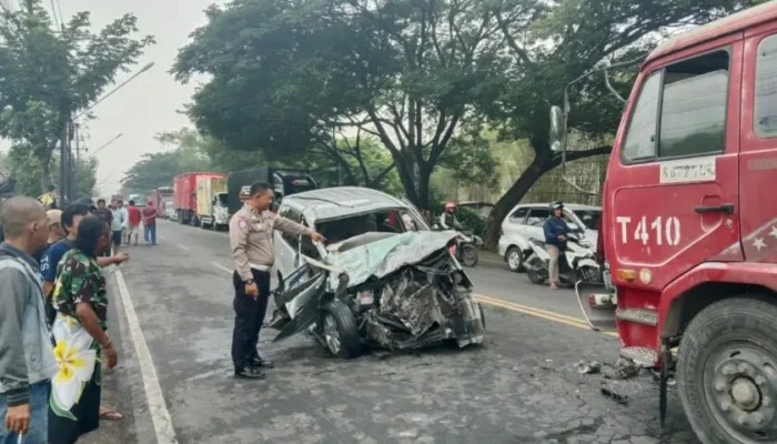 Adu Banteng Avanza Vs Truk Tronton di Pasuruan, Satu Orang Luka Parah