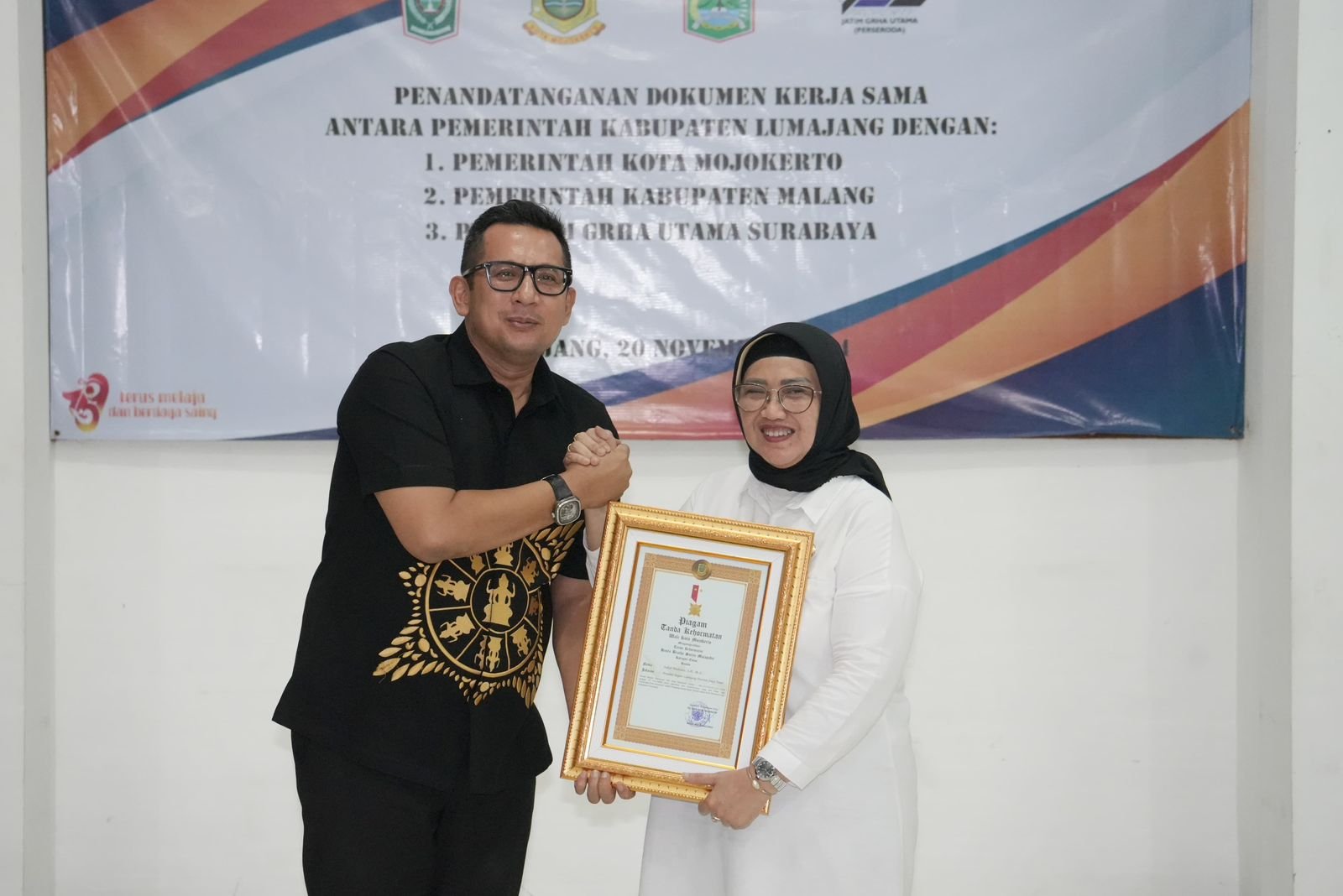 Pj Walikota Mojokerto, Moh Ali Kuncoro bersama Pj. Bupati Lumajang, Indah Wahyuni