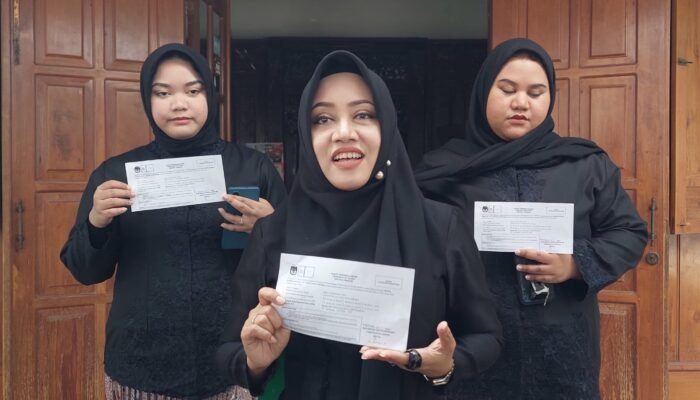 Diawali Sungkem ke Mertua, Ikfina Fahmawati Nyoblos di TPS 01 Tampungrejo