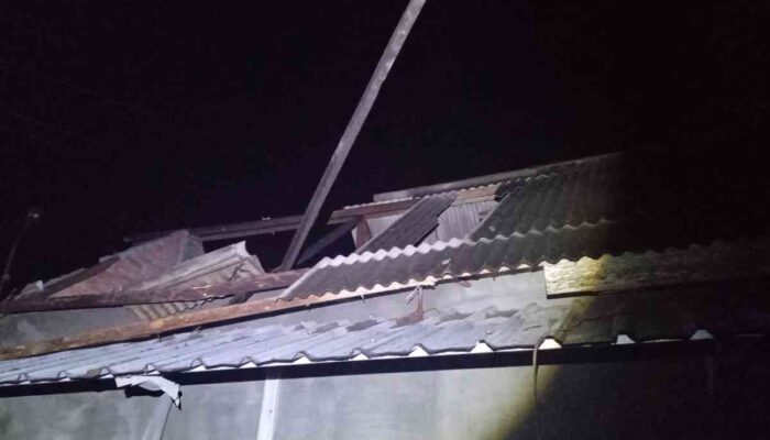 Angin Kencang Hantam Mojokerto, Rumah Warga dan Fasilitas Umum Rusak