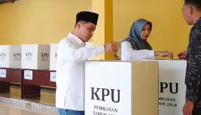 Optimis Raih 70%, Gus Barra Berikan Suara di TPS 2 Kembangbelor