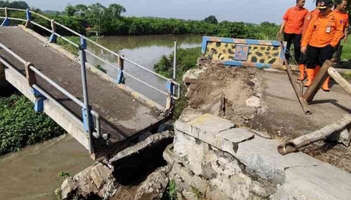 Jembatan Penghubung di Mojosari Putus Usai Diterjang Arus Sungai Sadar