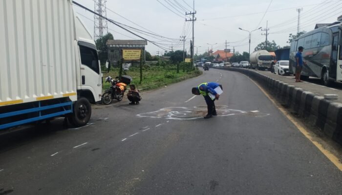 Pengendara Motor Tewas Usai Tabrakan dengan Truk di Jalan Bypass Trowulan Mojokerto