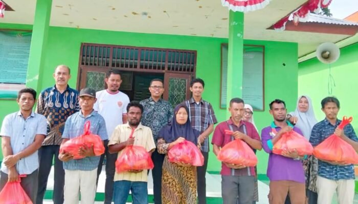 HAB Kemenag Ke 79, MAN 1 Halsel Bagi-Bagi Sembako Kepada Clening Service dan Security